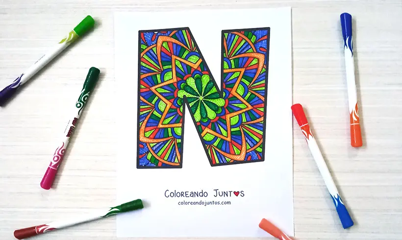 Dibujo de mandala de letra coloreada por Coloreando Juntos
