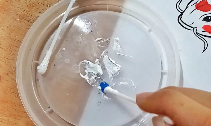 Paso 3 para pintar con hisopos y témperas