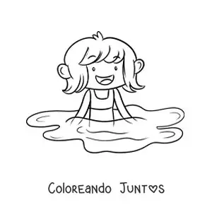 Una niña en una piscina